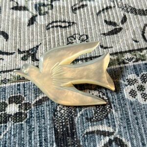 🦪Vintage Mother-of-Pearl carved dove brooch